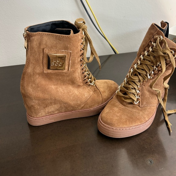 Stylish Beige Wedge Sneakers - Picture 2 of 7